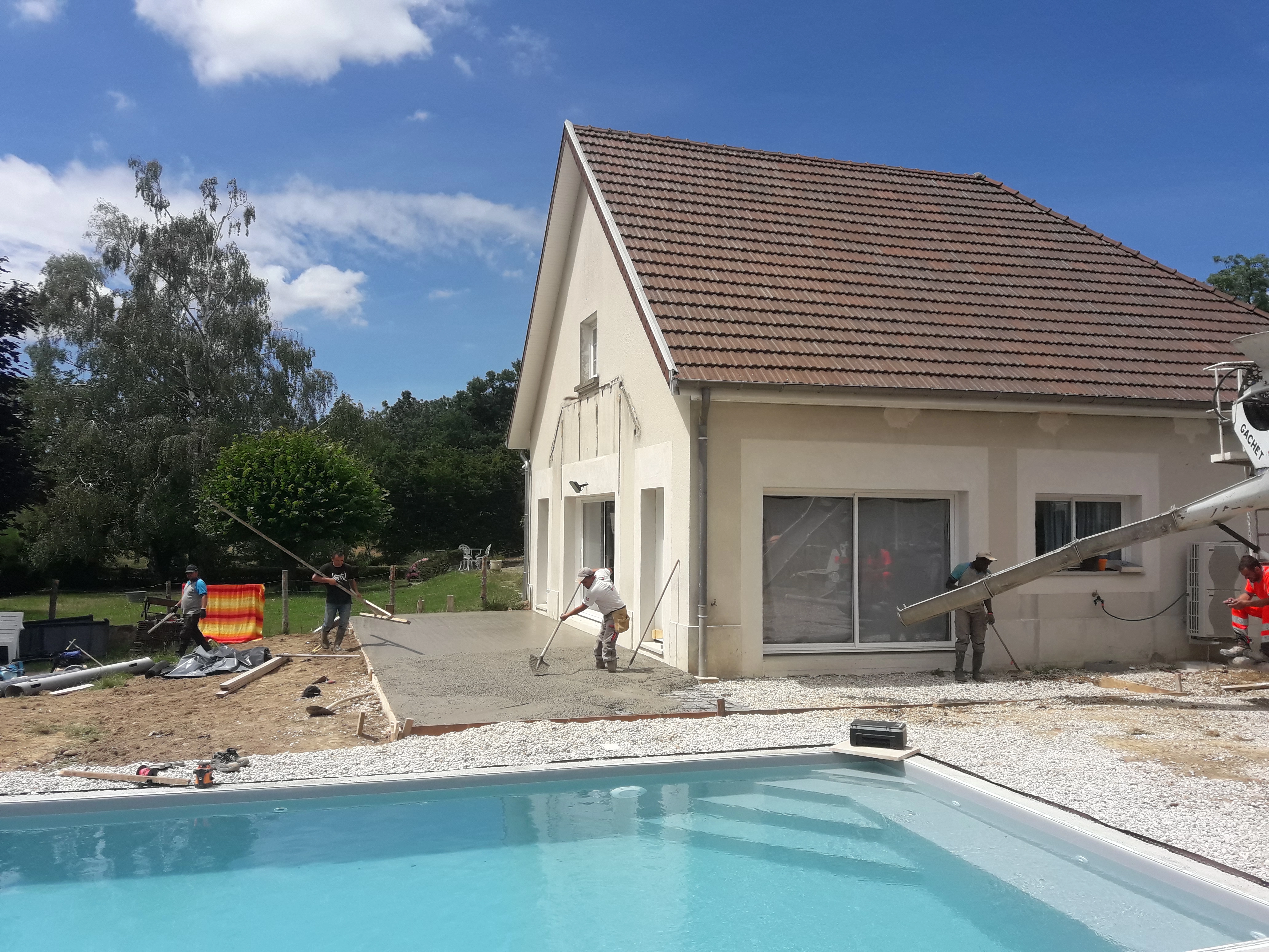 création piscine terrasse béton en cours de réalisation aménagements extérieurs