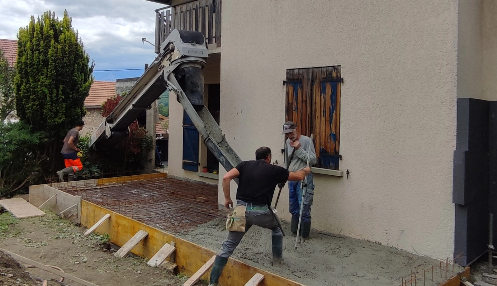 grenoble;ferraillage;acier;toupie béton; coulage en cours; extension; dallage