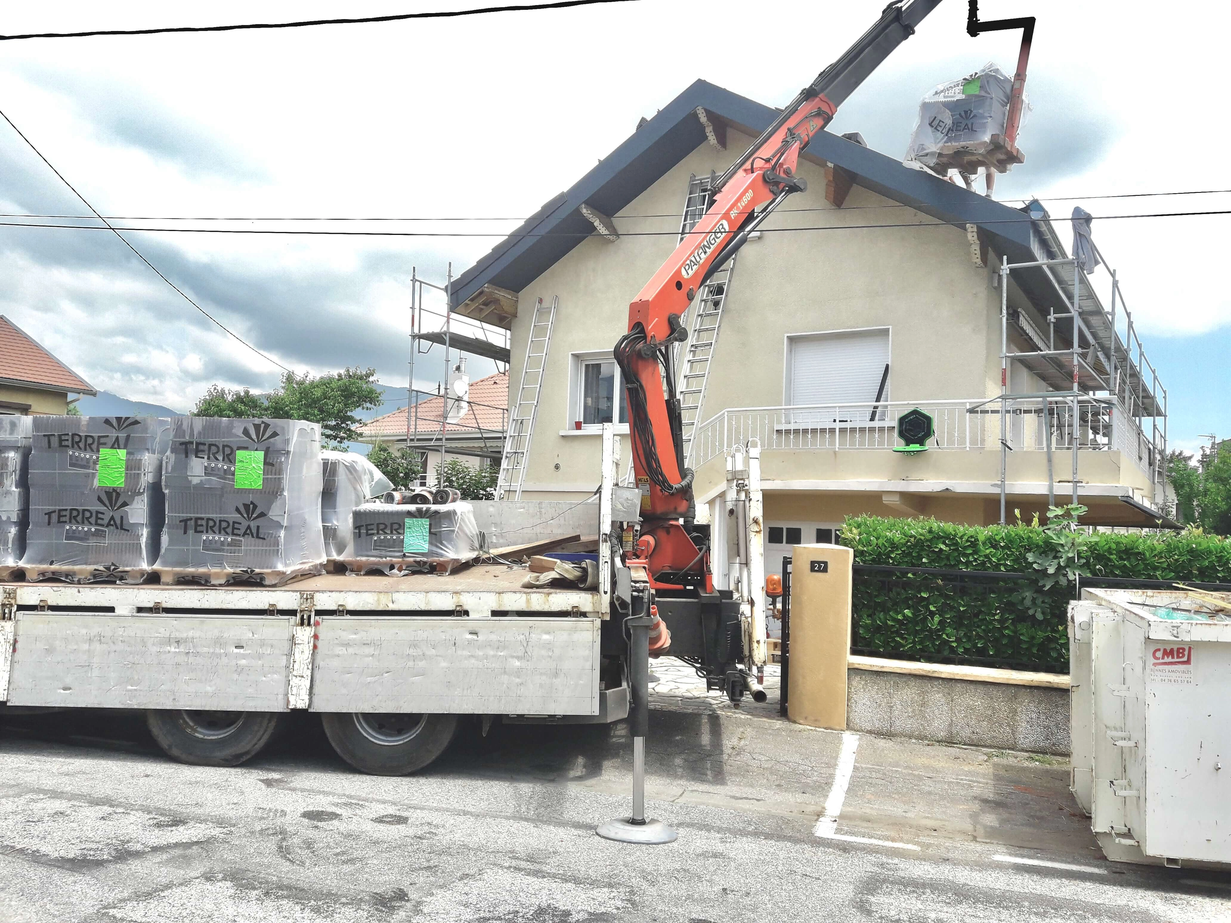  livraison des  tuiles, réhabilitation de toiture, charpente,grenoble