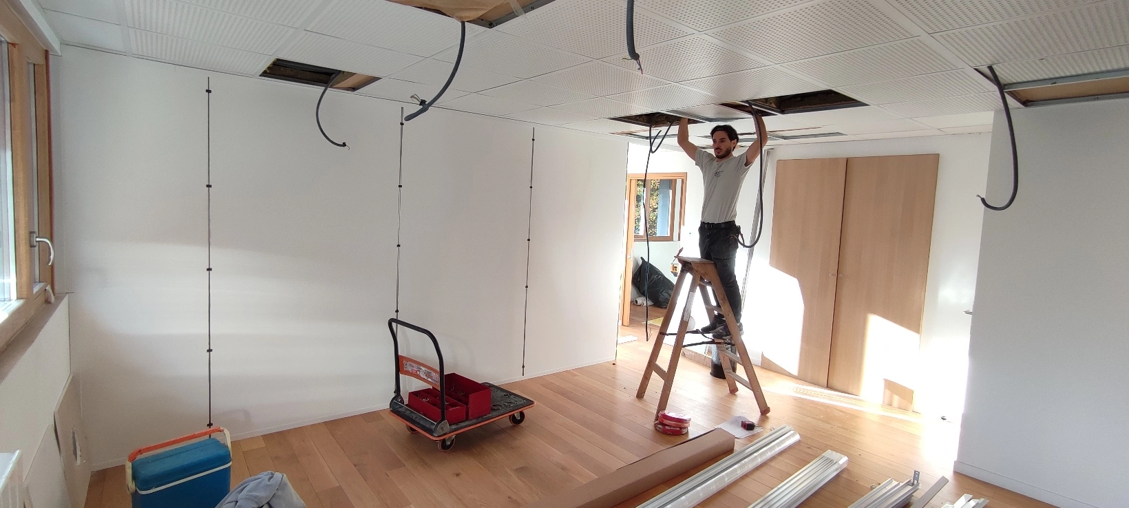 luminaire;faux-plafond;etude notariale;electricien;escabeau luminaire;faux-plafond;etude notariale;electricien;escabeau