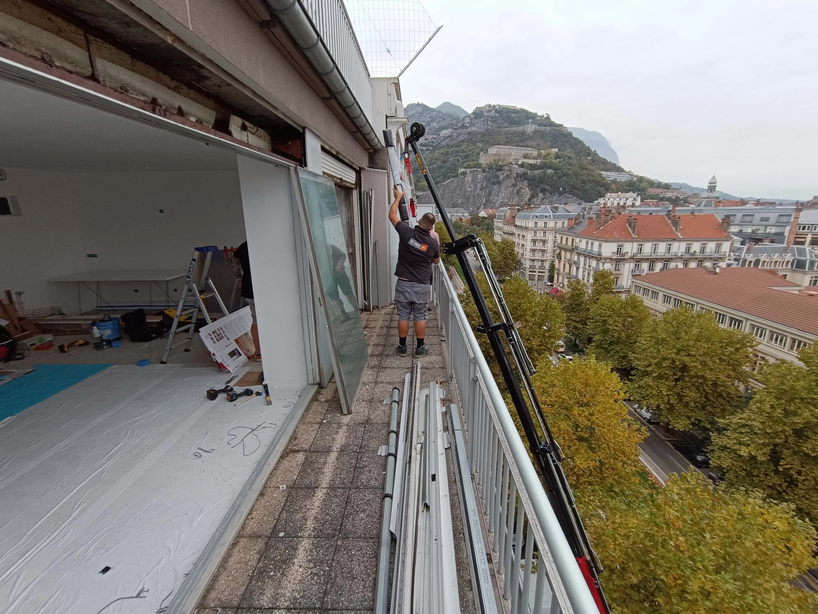 menuisries exterieures pose baie vitrée vue panoramique lumière grue