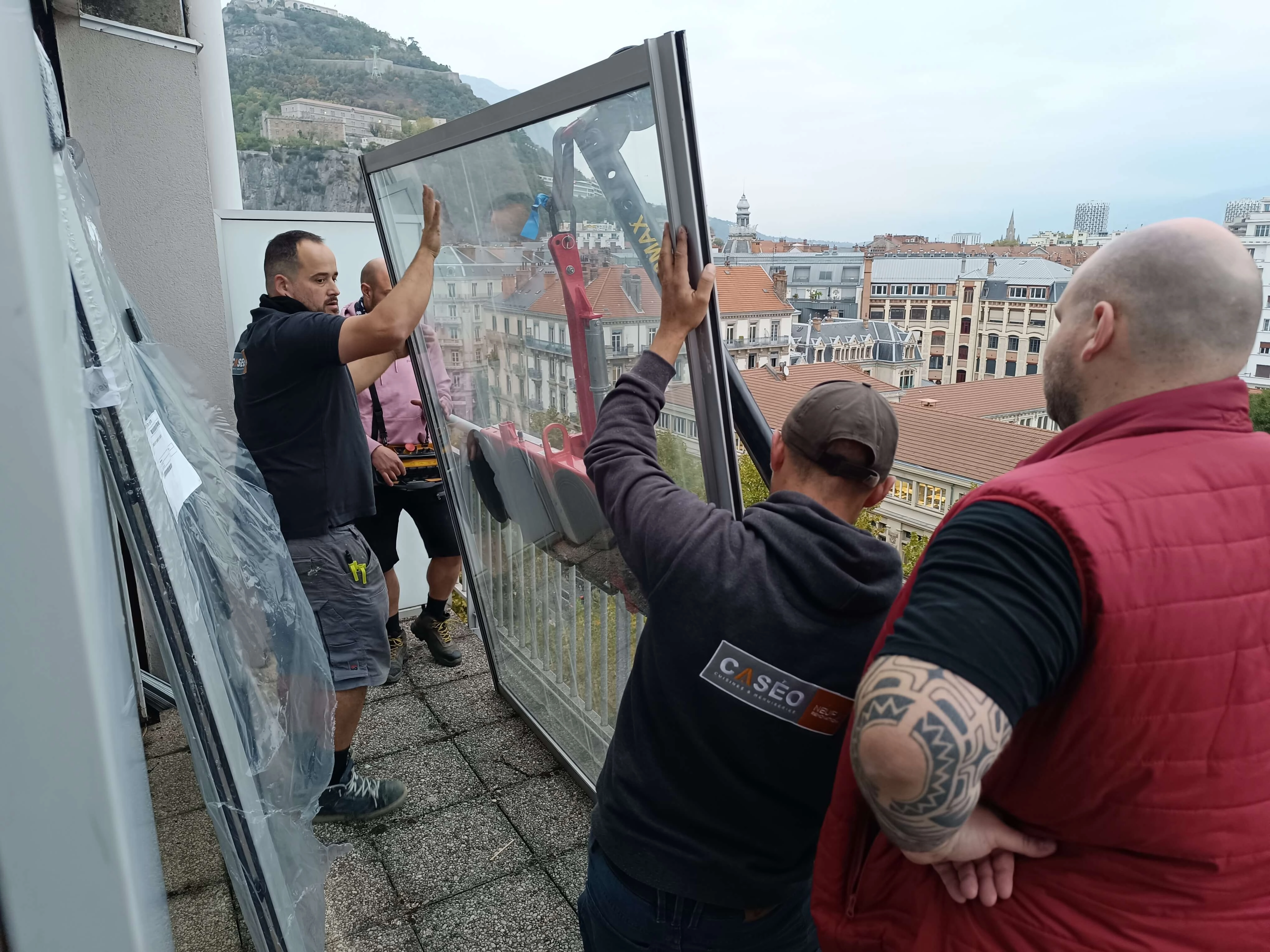 ouvriers pose fenetre grue