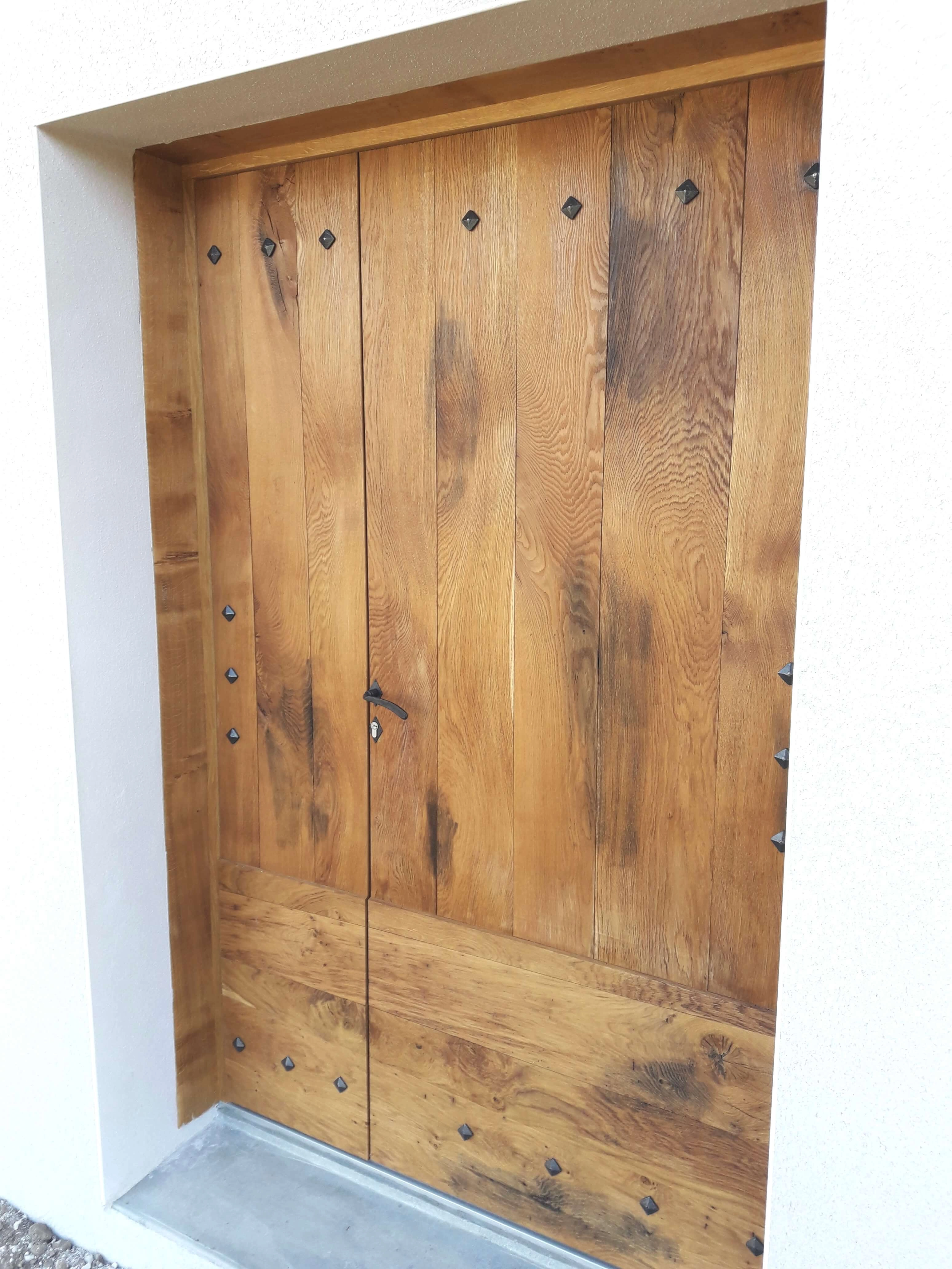 porte entrée traditionnelle en bois massif artisanale RT 2012