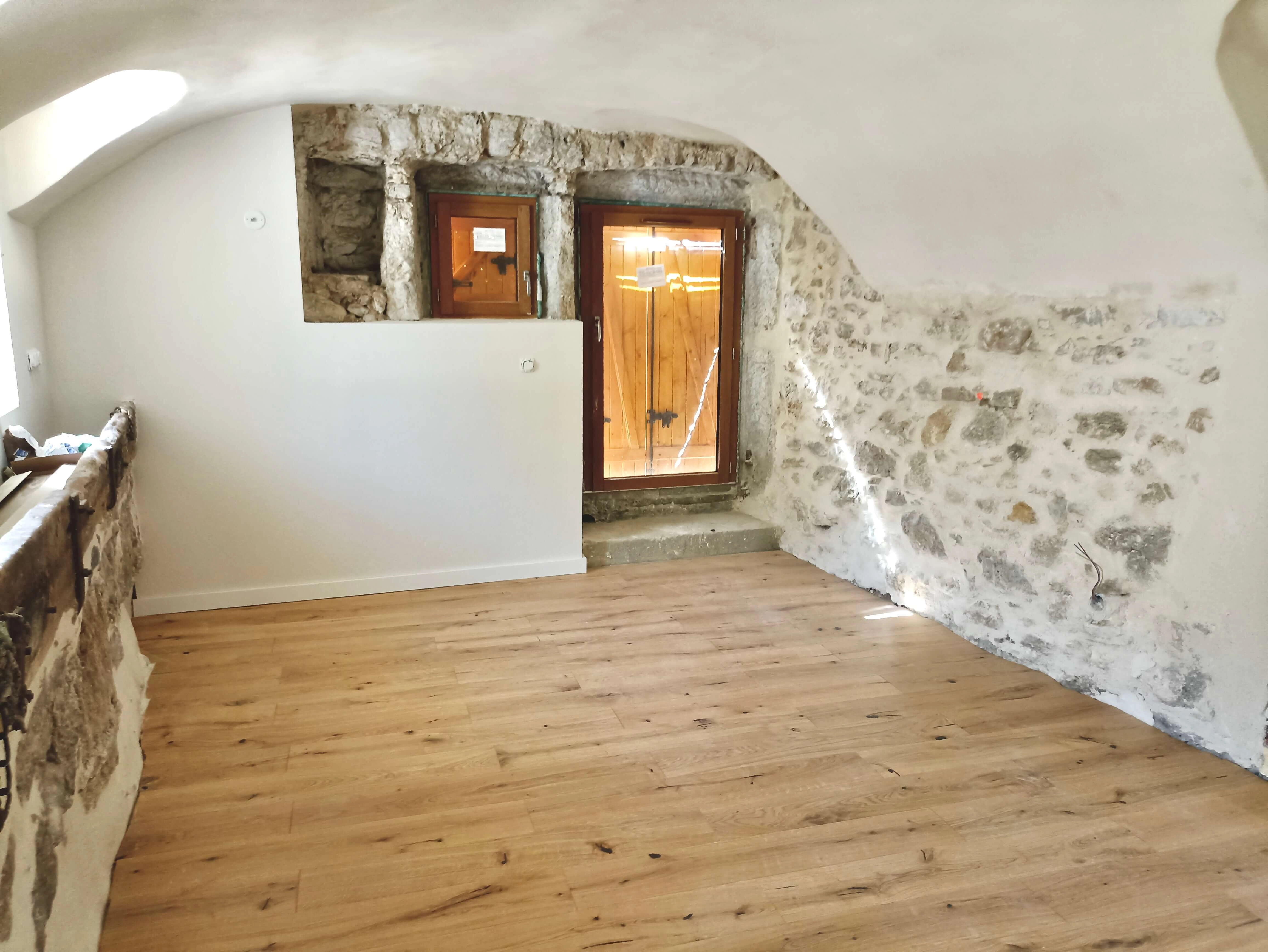 pose de parquet, rénovation etable,pièce voutée,joint à la chaux