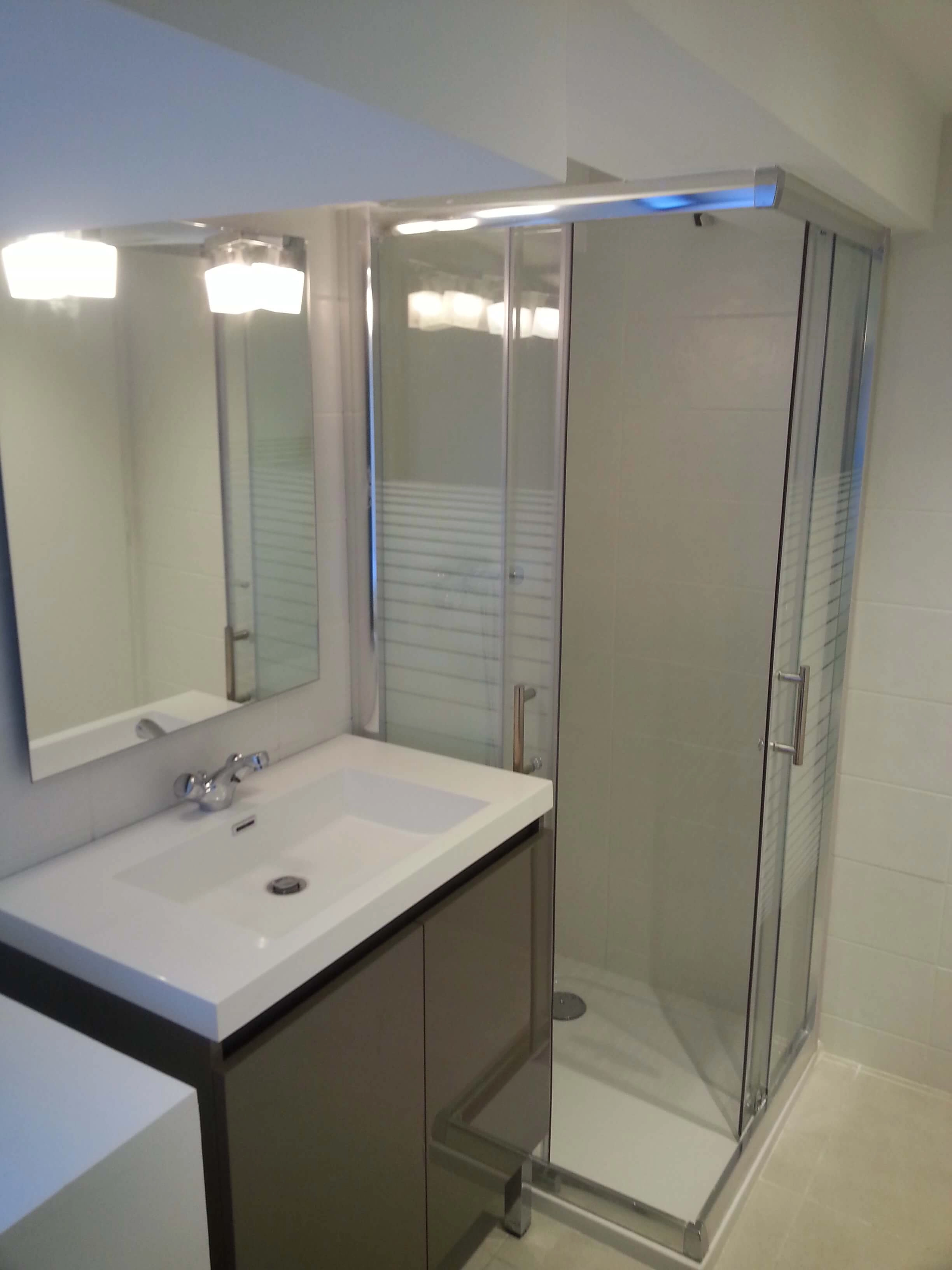  salle de bain, douche, ouverture en angle, espace optimisé